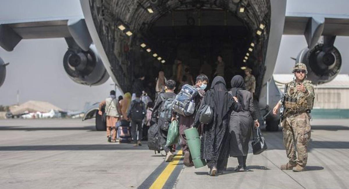 Gran parte de refugiados afganos han salido de su país a bordo de aeronaves militares de los Estados Unidos. Foto: Twitter @elespectador