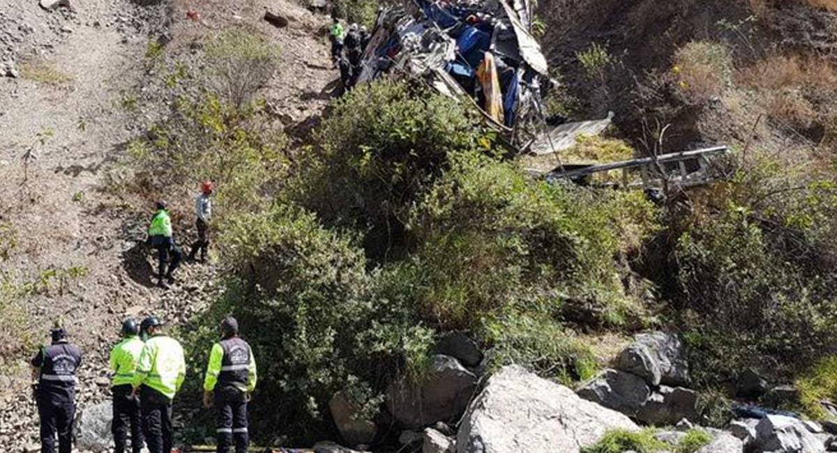 Un grave accidente ocurrió en Perú cuando un bus cayó a un abismo dejando 33 personas fallecidas. Foto: Twitter @larepublica_pe