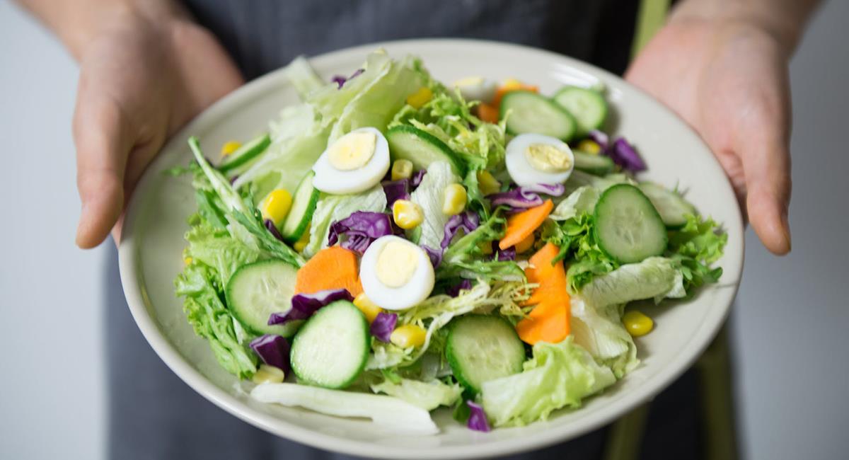 Las ensaladas pueden ser una opción saludable para cenar y mejorar "tu peso". Foto: Pixabay