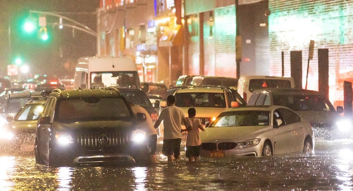 Calles de Queens, Nueva York, inundadas por las fuertes lluvias. Foto: EFE