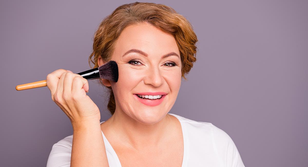 5 cosas que no debes hacer al maquillarte si no quieres que se marquen tus arrugas. Foto: Shutterstock