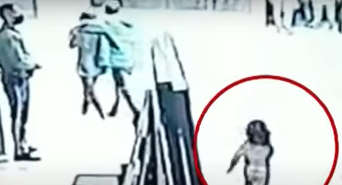 Un vigilante salvó a una niña en la ciudad de Pasto de ser atropellada gracias a su reacción oportuna. Foto: Captura de video