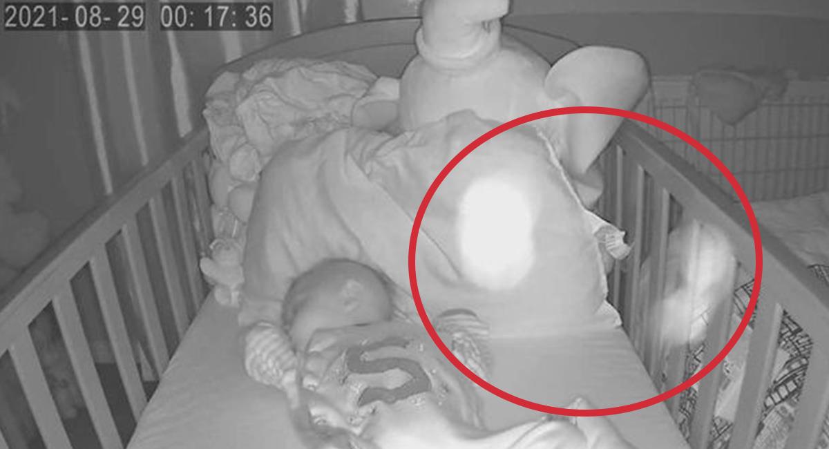 La madre del bebé asegura que no pensó nunca "captar un fantasma" en el monitor. Foto: Youtube