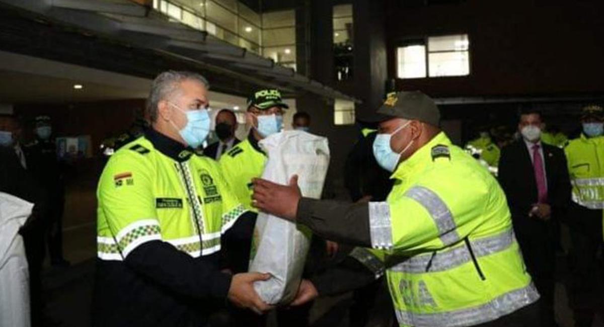 Iván Duque Márquez vestido como policía visitó 4 CAI de Bogotá y llevó obsequios para los uniformados. Foto: Twitter @naranja_cali