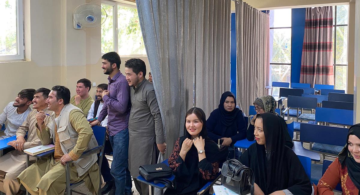 Con cortinas, mujeres afganas son separadas de los hombres en su regreso a clases. Foto: Twitter @mortazabehboudi
