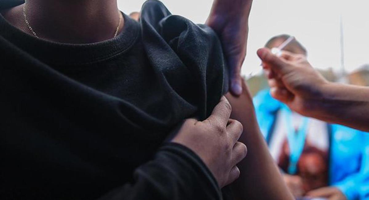La vacunación de jóvenes entre 12 y 19 años es clave ante la severidad de un cuarto pico de la pandemia. Foto: Twitter @MinSaludCol
