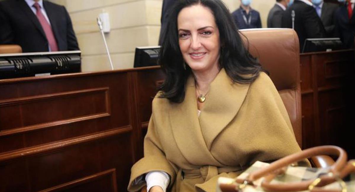 La senadora María Fernanda Cabal es una de las figuras políticas del país con más marcada tendencia derechista. Foto: Twitter @0LaRuedaMagica0
