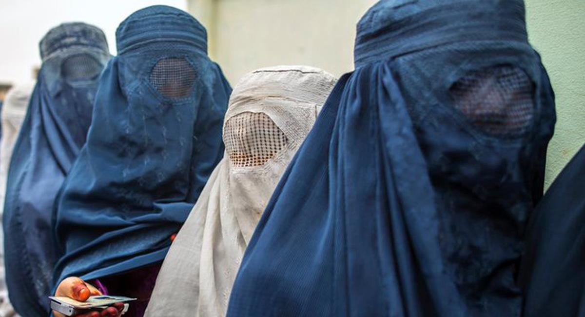 Las mujeres en Afganistán deben llevar siempre la burka por órdenes del gobierno talibán de extremo islamismo. Foto: Twitter @oldannette