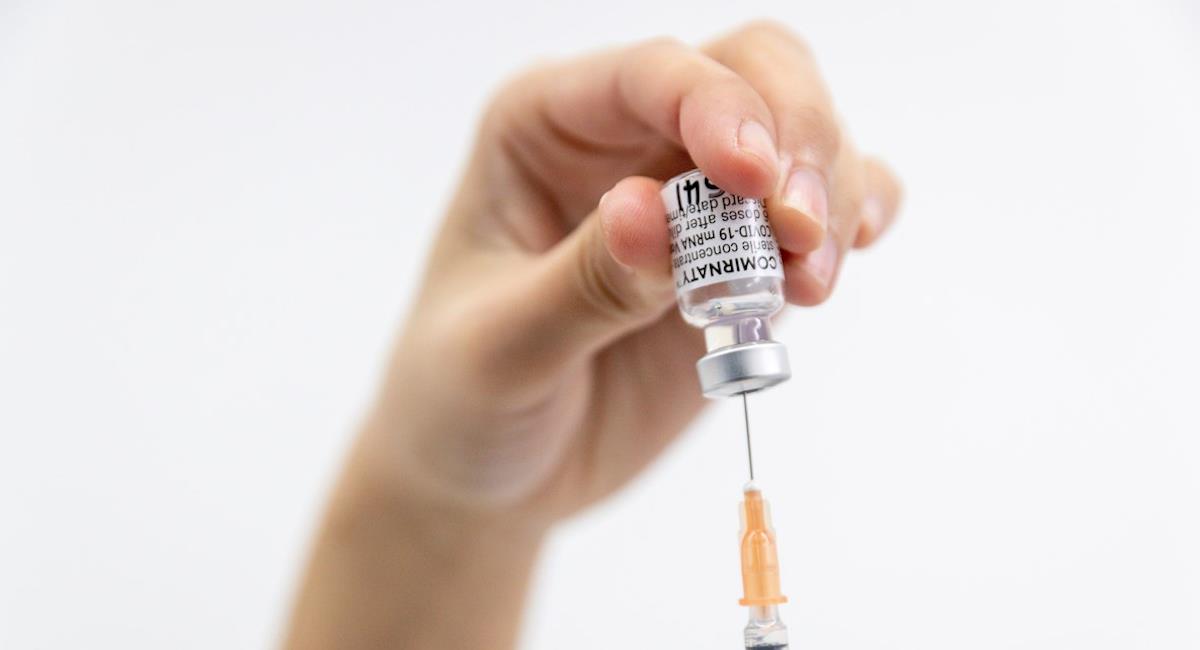 Colombia recibió un nuevo lote de vacunas de Pfizer. Foto: EFE