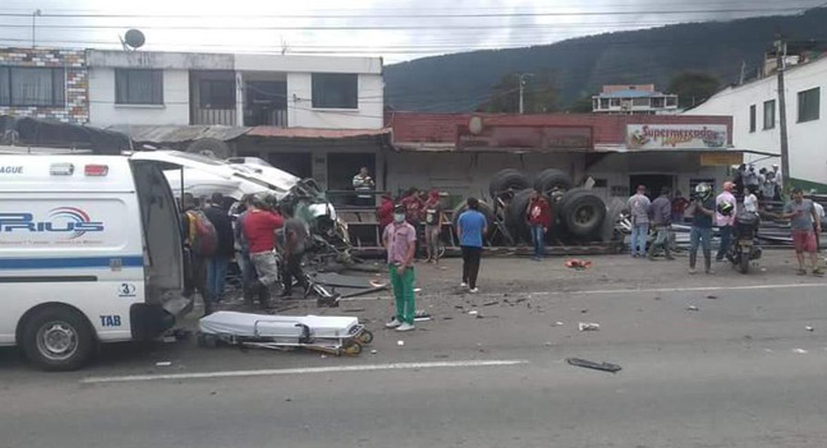 Escenas de pánico vivieron los habitantes de Silvania cuando un tracto camión embistió varios automóviles. Foto: Twitter @NoticiasRCN
