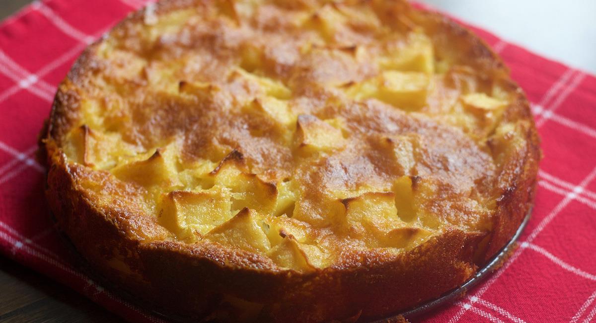 Preparar el pastel de manzana en un sartén, te tendrá un 'algo' delicioso en la nevera. Foto: Pixabay