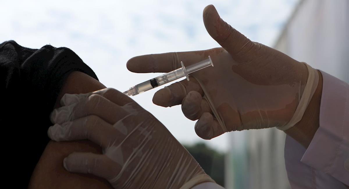 Colombia supera los 15 millones de esquemas completos de vacunación. Foto: EFE