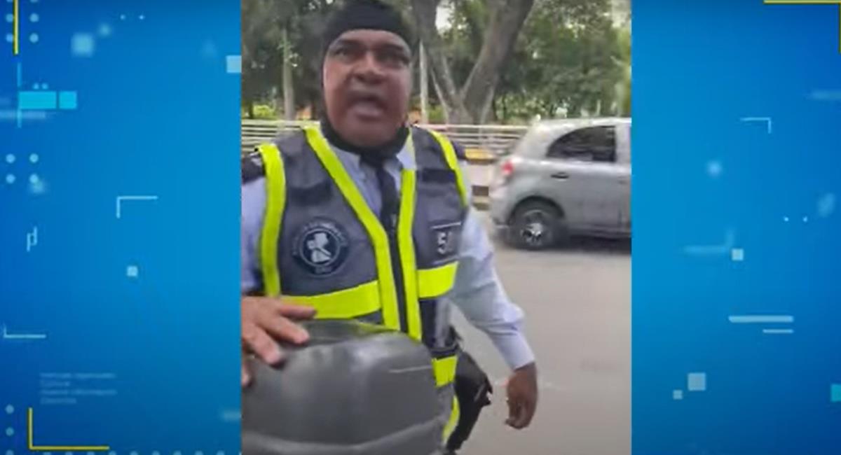 Un guardia de tránsito se ofuscó con una mujer porque esta le reclamó por no usar el tapabocas. Foto: Captura de video