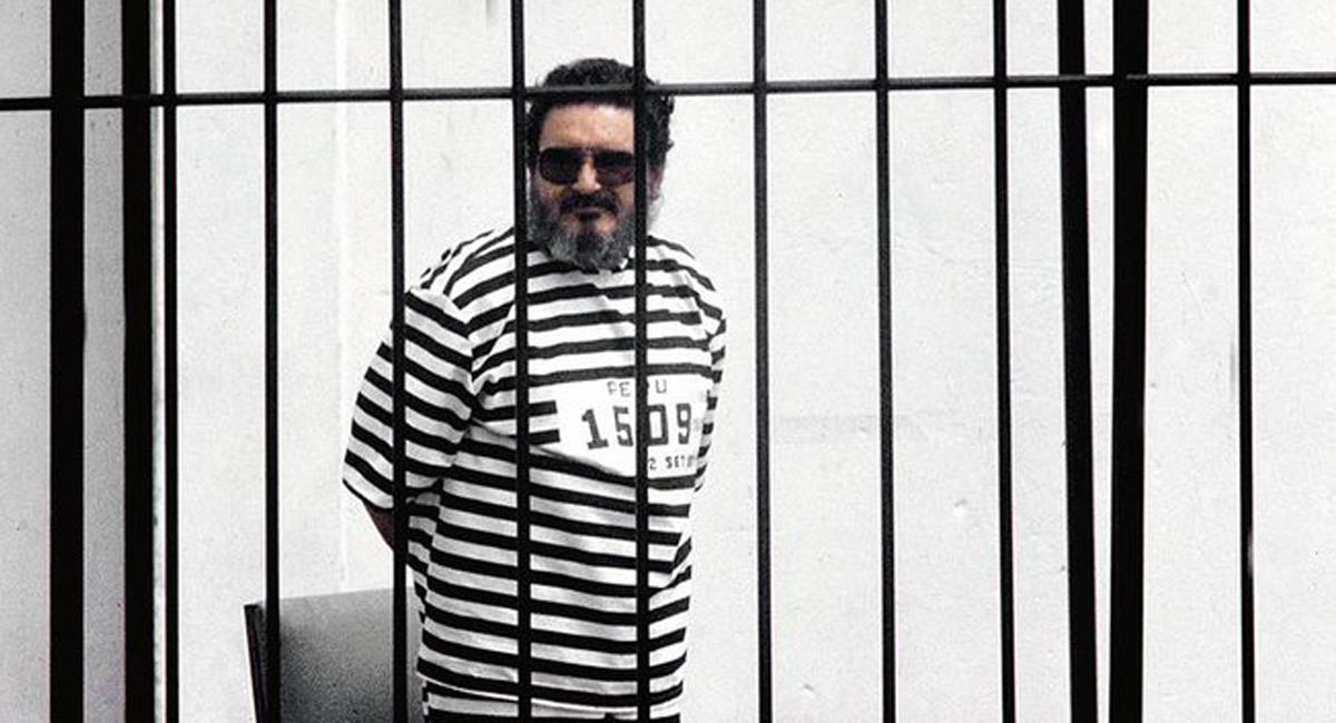 Abimael Guzmán fue capturado en 1992 y fue presentado con vestido a rayas y adentro de una jaula. Foto: Twitter @michaelreid52