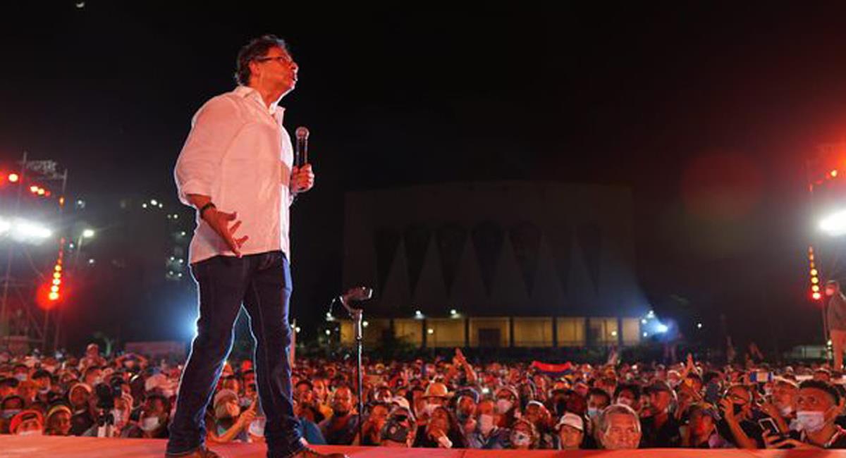Gustavo Petro Urrego estuvo en un acto en Barranquilla en la Plaza de la Paz ante miles de seguidores. Foto: Twitter @elespectador