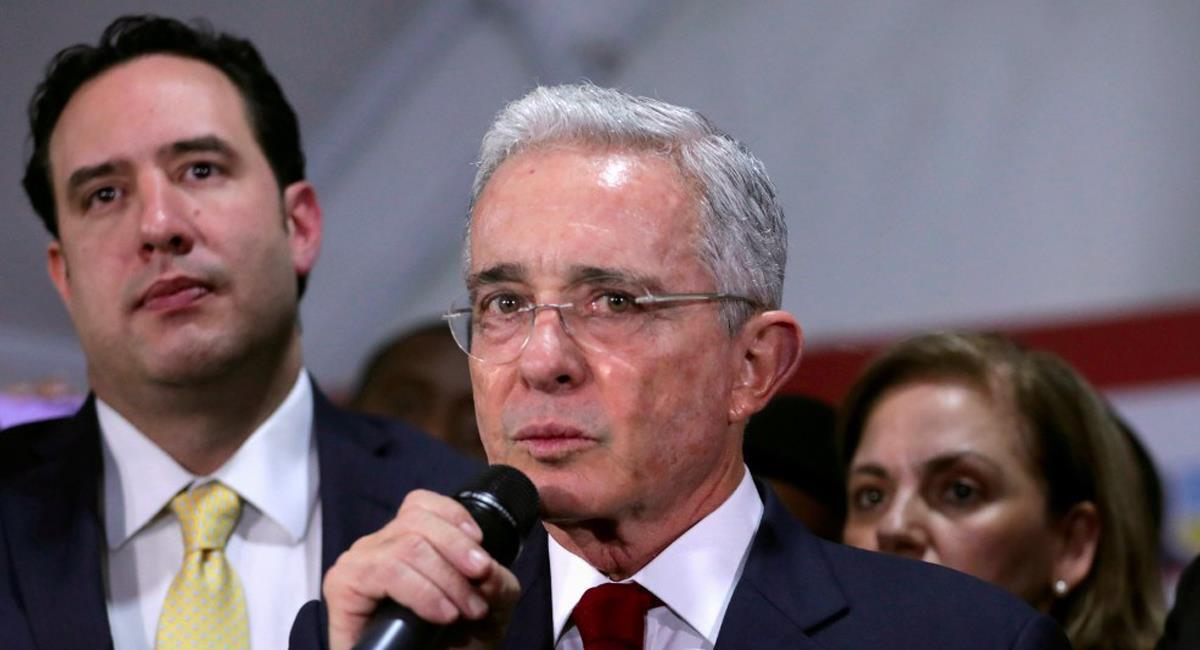Álvaro Uribe advierte sobre dos candidatos presidenciales. Foto: Facebook Aristegui Noticias