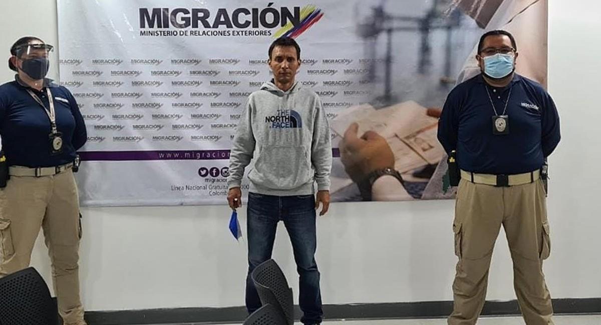 Exguerrillero del ELN, Luis John Castro Ramírez, alias "El Zarco" en su llegada al aeropuerto el Dorado. Foto: EFE