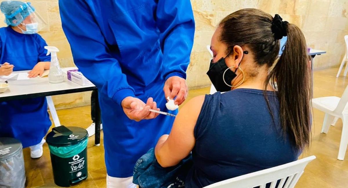 Ya puedes vacunarte contra COVID-19 en 3 portales y 1 estación de Transmilenio. Foto: Twitter @Bogota