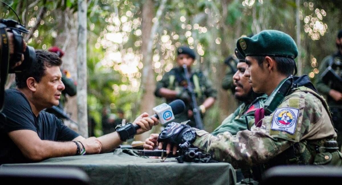El periodista entrevistó al grupo armado en la selva del Catatumbo. Foto: Twitter @HOLLMANMORRIS.
