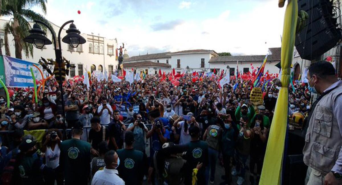 Ante una gran multitud agolpada en la plaza de San Francisco en Popayán fue presentado el Pacto Histórico. Foto: Twitter @petrogustavo