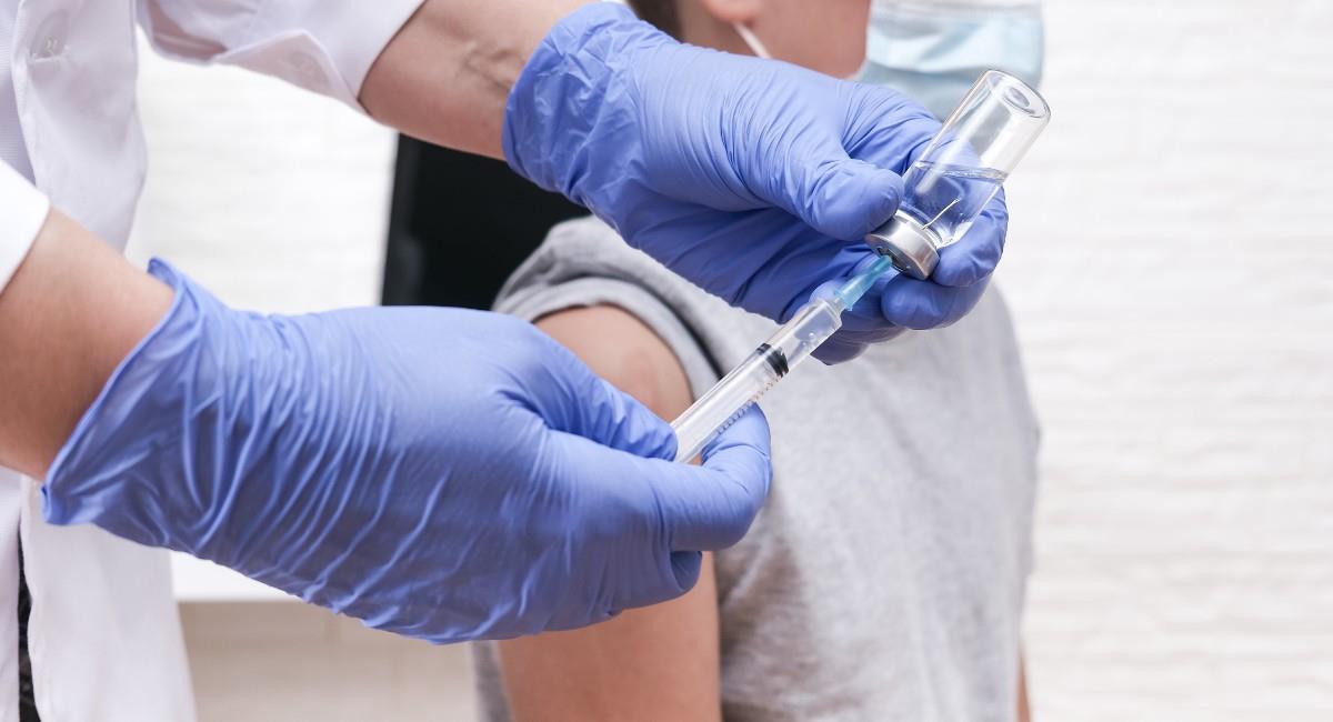 Las instituciones educativas deberán organizar un espacio seguro para la vacunación contra la COVID. Foto: Shutterstock