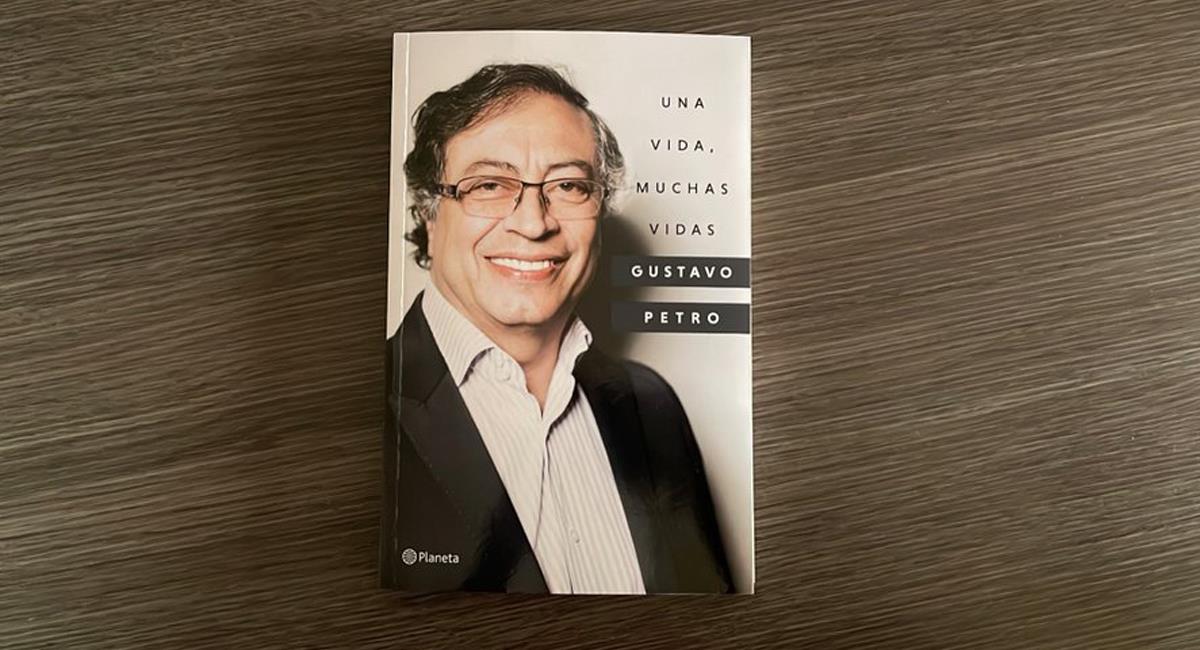 Gustavo Petro, líder de la oposición política en el país, lanzó al mercado un libro que recoge sus memorias. Foto: Twitter @petrogustavo