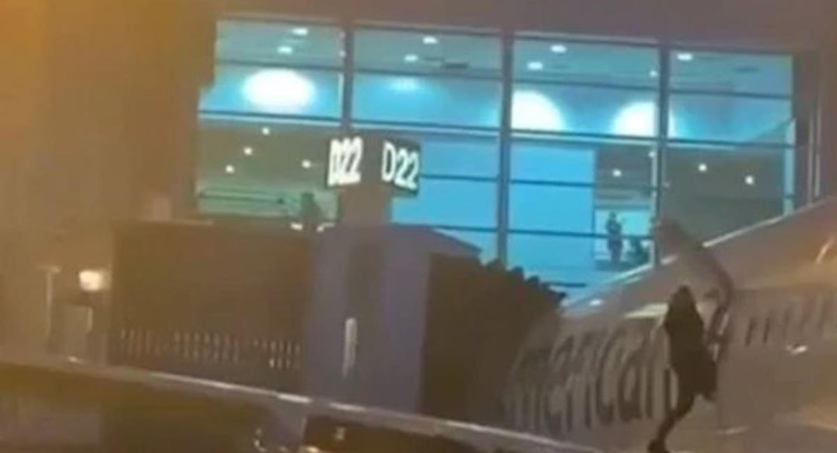 Un hombre abrió la puerta de emergencia del vuelo 920 de Cali a Miami al aterrizar y quiso salir por ella. Foto: Twitter @telefenoticias