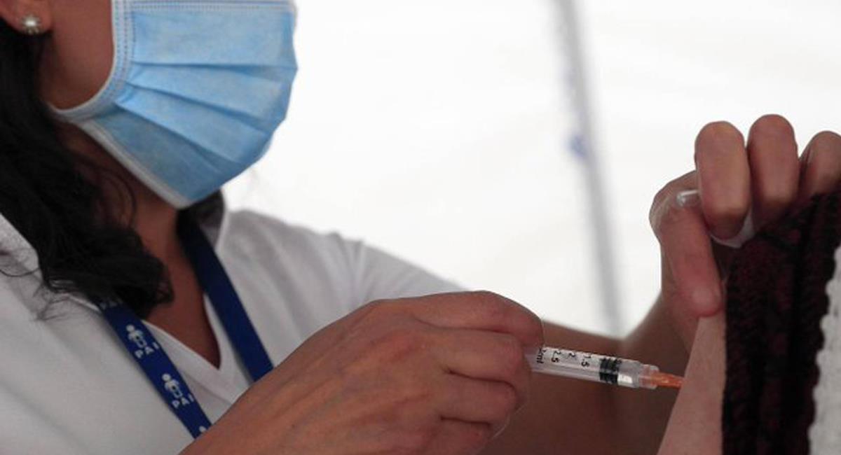 La vacunación ha ayudado a reducir muertes y contagios por la COVID-19 en Colombia. Foto: Twitter @mpiedrav