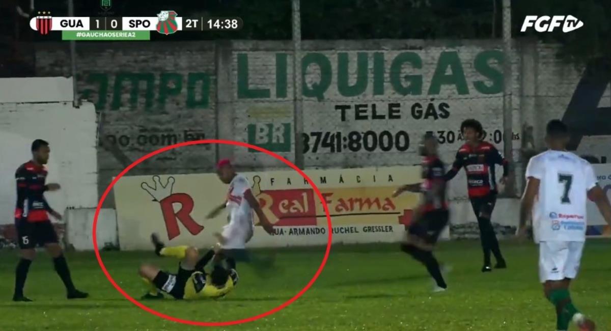 Jugador golpe a árbitro en el fútbol de Brasil. Foto: Twitter Captura pantalla FGF TV.