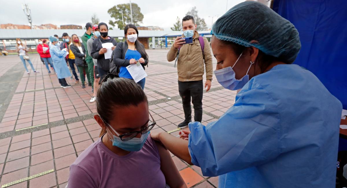 Bogotá comienza a vacunar contra covid-19 a migrantes irregulares. Foto: EFE