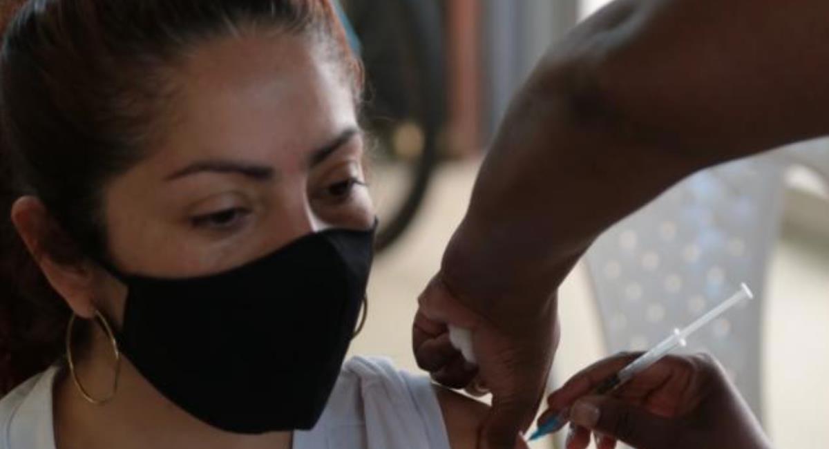 Inicia la vacunación en las JAC de Medellín. Foto: Alcaldía de Medellín
