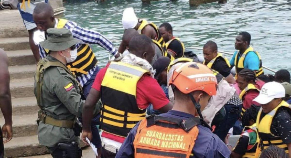 Armada rescató a 21 migrantes que naufragaron buscando llegar a Panamá. Foto: Armada Nacional