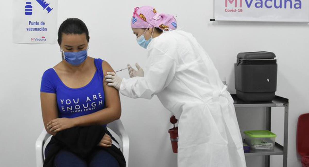 El Ministerio de Salud espera aplicar 300 mil vacunas contra la COVID-19 diarias hasta fin de año en Colombia. Foto: Twitter @MinSaludCol
