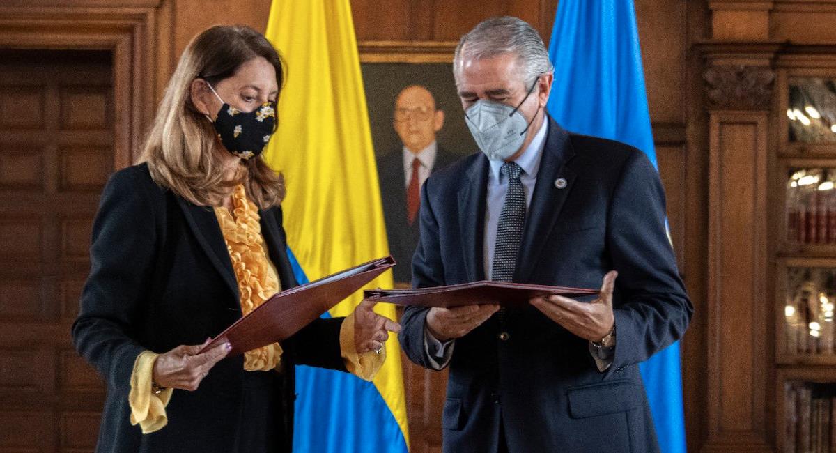 Firma de acuerdo entre Colombia y OEA para apoyo al proceso de paz. Foto: Twitter @mluciaramirez