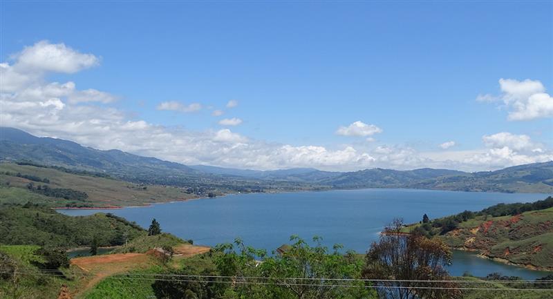 El Lago Calima, es uno de los más grandes de Colombia y uno de los más visitados del Valle. Foto: Twitter @sinderrumbe