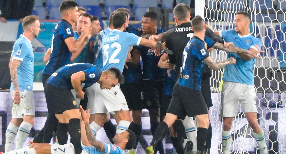 Pelea en el partido entre Lazio vs Inter. Foto: EFE