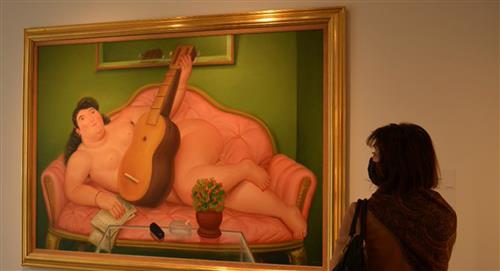"Mujer con guitarra", cuadro de Fernando Botero subastado en un millón de dólares
