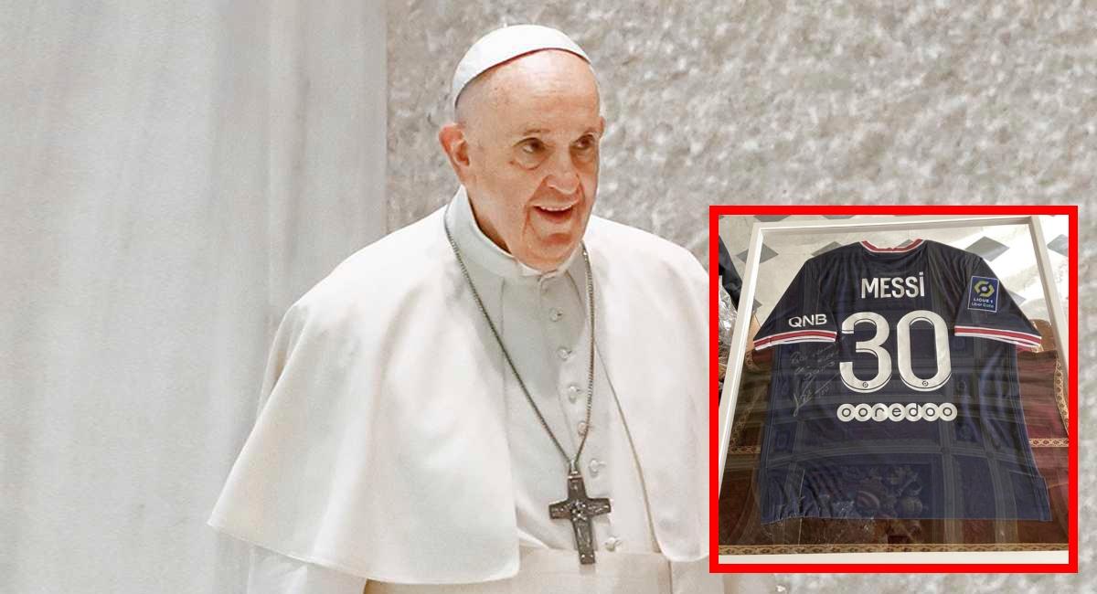 El Papa Francisco recibió como regalo la camiseta de Messi. Foto: Getty Images