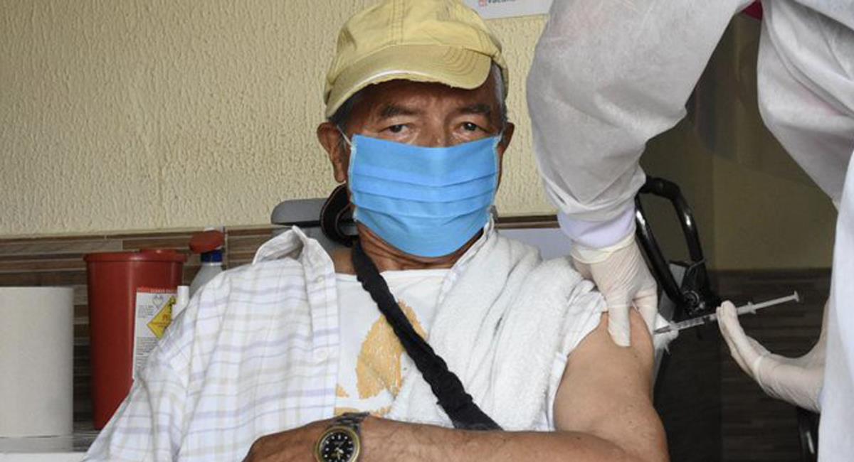 La población mayor de Colombia se encuentra con altos niveles de vacunación contra la COVID-19. Foto: Twitter @MinSaludCol