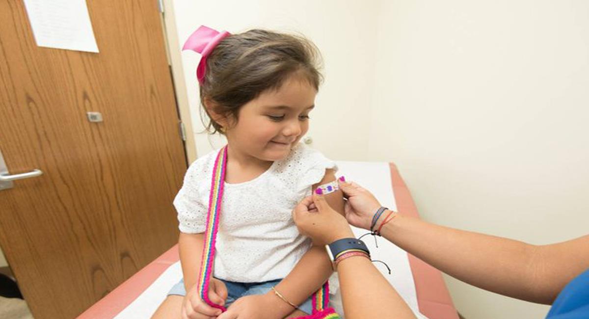 Chile realiza vacunación contra la COVID-19 en niños mayores de 6 años y Colombia podría imitarlo. Foto: Twitter @uchile