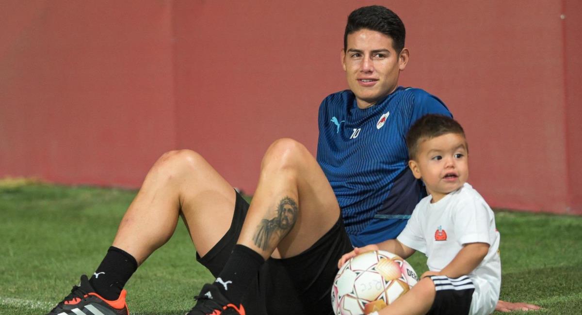 James y su hijo Samuel en el entreno del Al Rayyan. Foto: Twitter Prensa redes James Rodríguez.