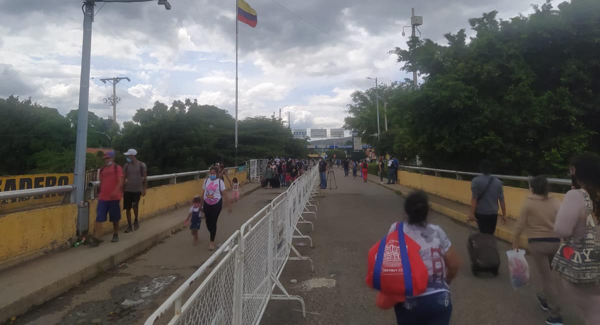 Entre las 6 de la mañana y las 8 de la noche habrá libre circulación peatonal en el puente Simón Bolívar. Foto: Twitter @AlertasW