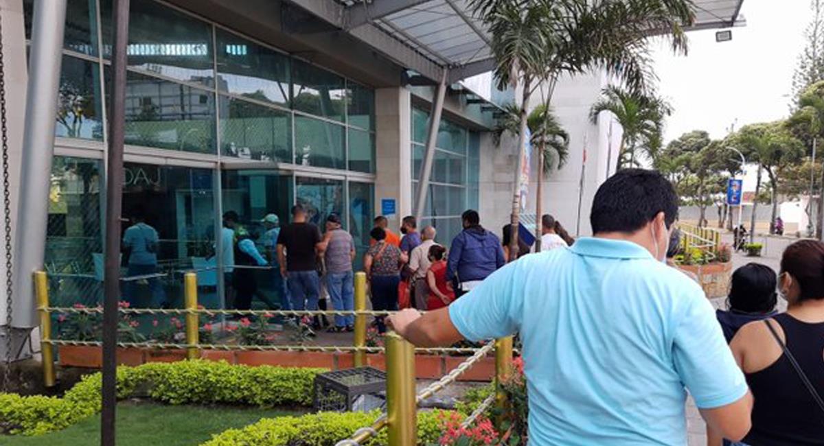 En diferentes ciudades se presentaron filas en centros comerciales con motivo del día sin IVA. Foto: Twitter @BLUsantanderes