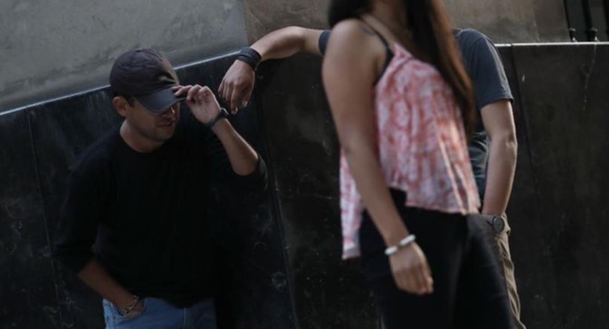 El acoso callejero es descrito como una conducta aberrante y afecta a 6 de cada 10 mujeres en Colombia. Foto: Twitter @HugoRamirezANR