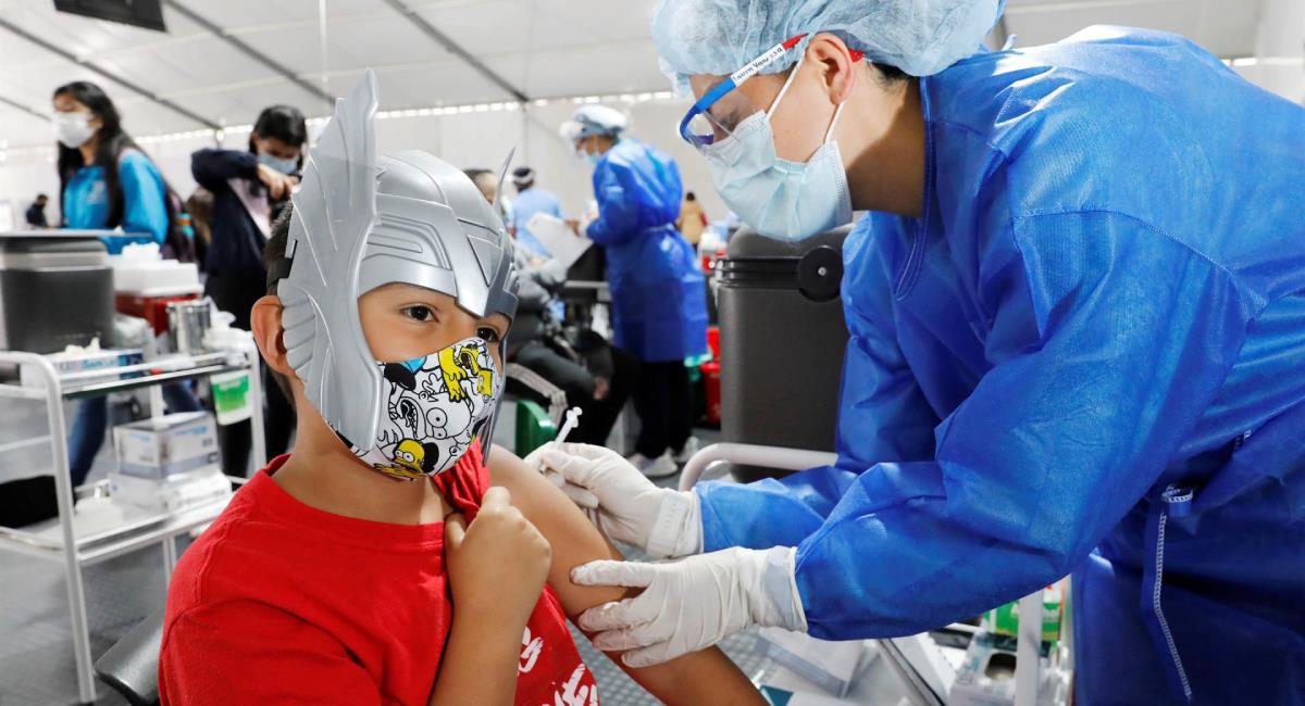 Menores de 11 años reciben la primera dosis de la vacuna de Sinovac contra la Covid-19. Foto: EFE