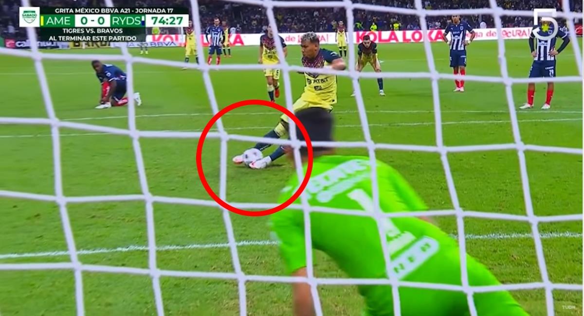 Le anulan gol de penal a Roger Martínez por doble toque. Foto: Captura de pantalla TUDN México