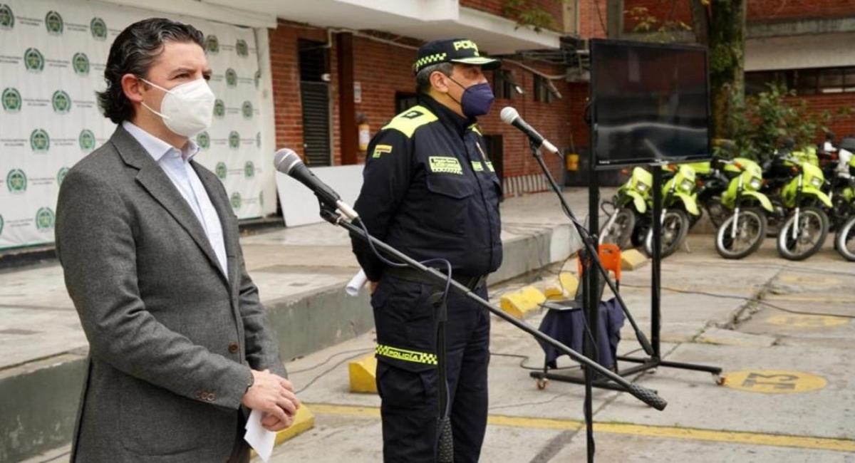 El Comandante de la Metropolitana de Bogotá Brigadier General Eliécer Camacho y el Secretario de Seguridad Aníbal Fernández de Soto presentan el balance de seguridad del fin de semana. Foto: Twitter @PoliciaBogota