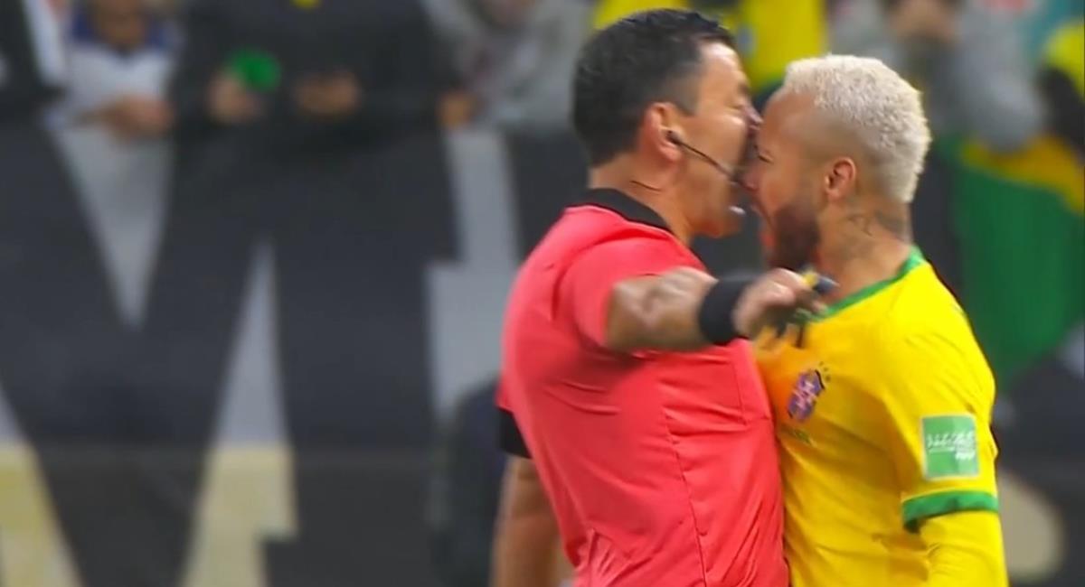 Neymar encaró y pecheó al árbitro Tobar. Foto: Captura de pantalla 