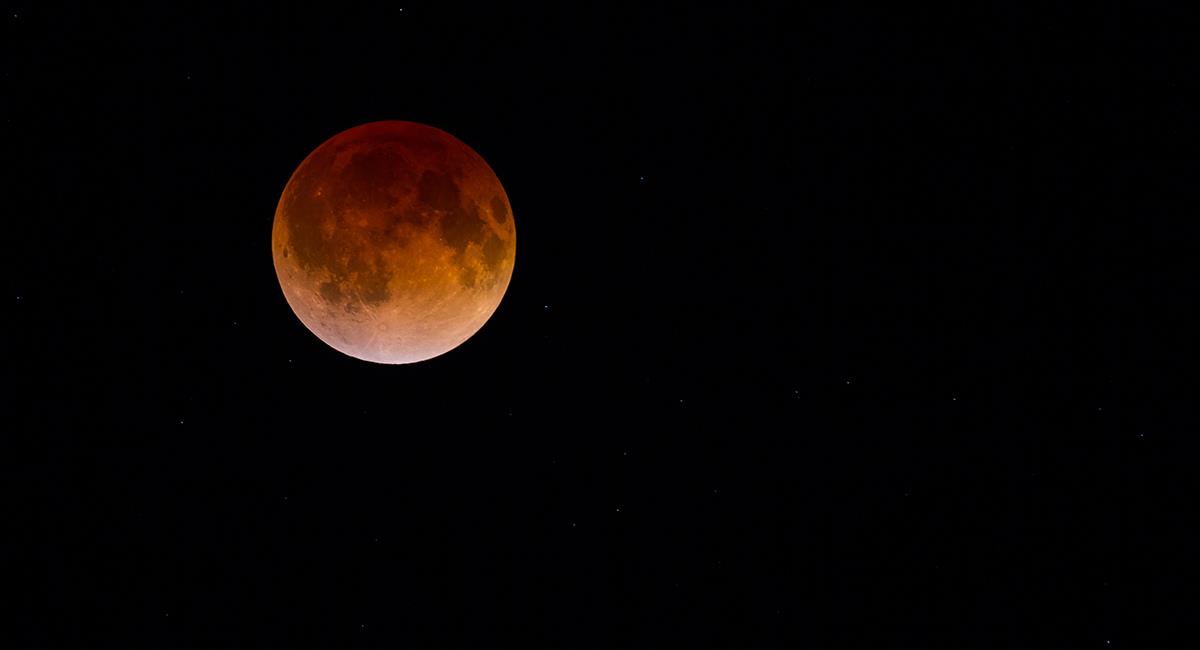 Te contamos cuándo y dónde podrás ver el eclipse lunar más largo del siglo. Foto: Shutterstock