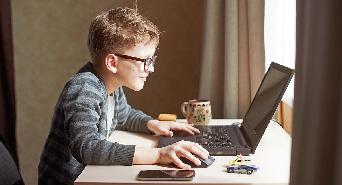 Los niños que navegan por internet están expuestos a muchos peligros. Foto: Shutterstock